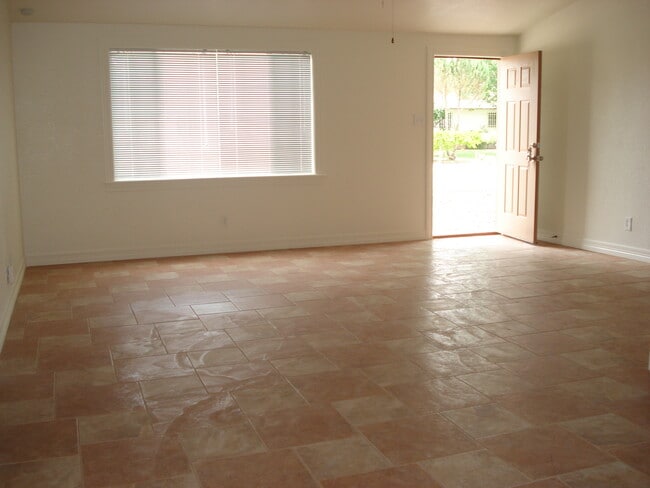 Building Photo - 703 S Fruitland Dr