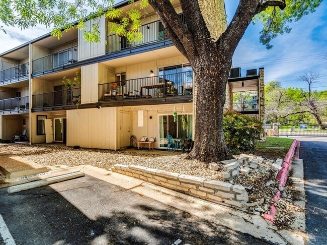 Building Photo - 500 E Riverside Dr