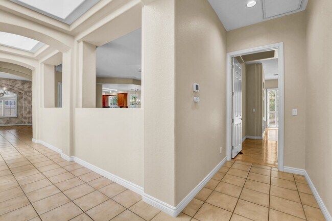 Building Photo - Single Story in Country Club Hills!