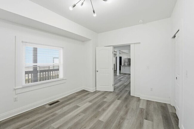 Building Photo - 522 Kelton Ave