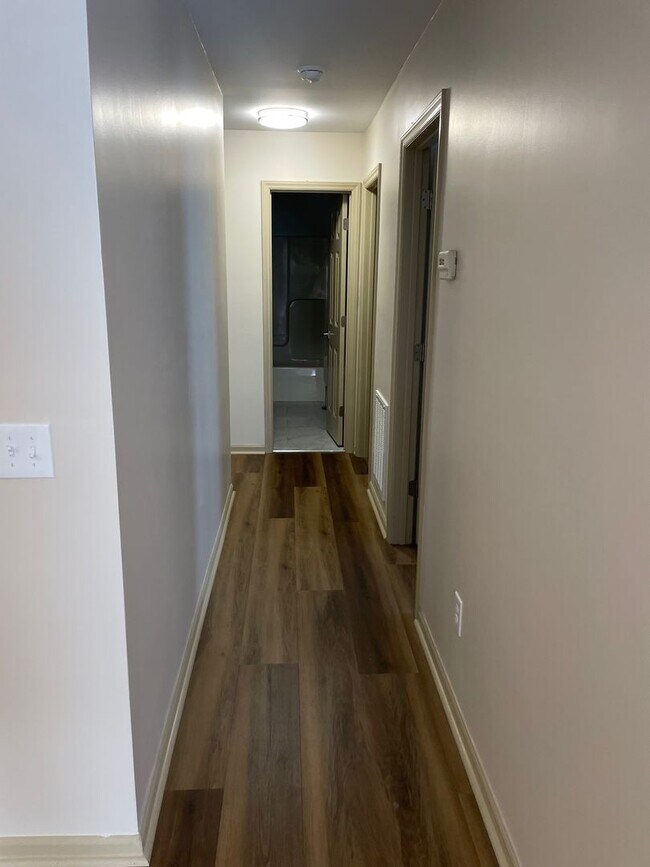 Building Photo - 1307