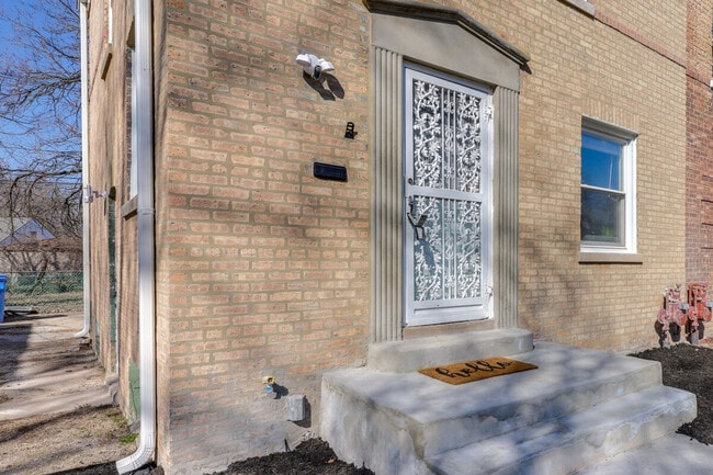 Building Photo - 9828 S Yates Blvd