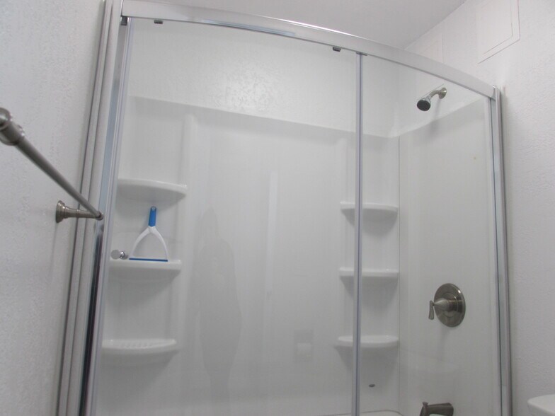 Building Photo - 3150 Lakeside Dr