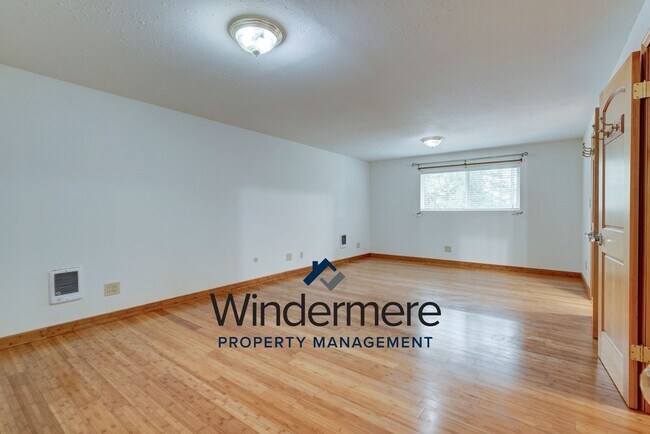 Building Photo - Spacious 3 Bedroom 3 Bath in town