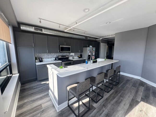 Building Photo - Desirable Union Square Corner Penthouse!