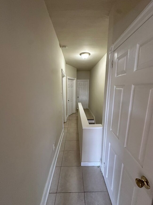 Building Photo - 3 BED 1 BATH HOME FOR RENT