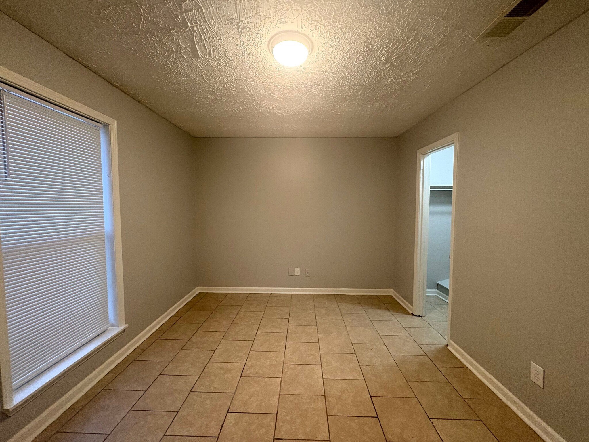 Building Photo - 11 Susan Cv