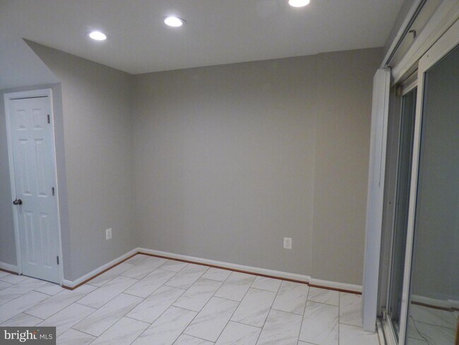Building Photo - 1204 Westview Terrace