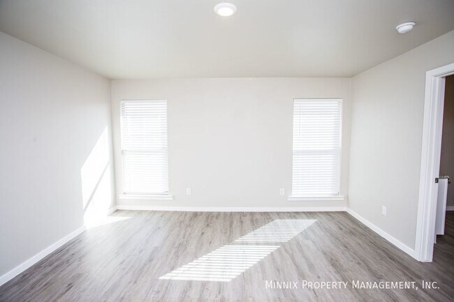 Building Photo - 2005 Kenwood Ave