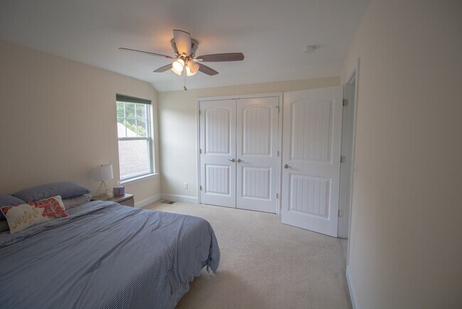 Building Photo - 4 Gresham Ln