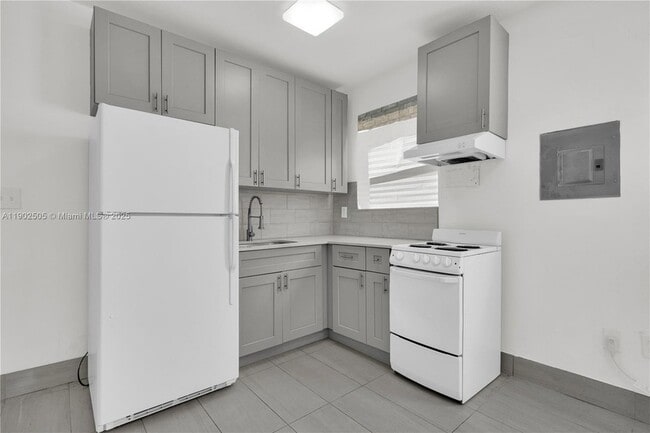 Building Photo - 13390 NE 6th Ave