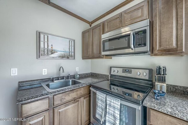 Building Photo - 2103 1st St S