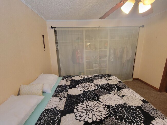 Building Photo - AVAILABLE JULY - 2 BED 1 BATH