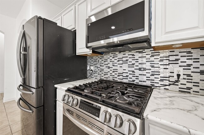 Building Photo - 5519 Jay Thrush Dr