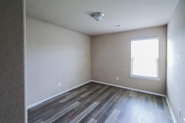 Building Photo - Beautiful East Fayetteville 3 bedroom/2 bath home!