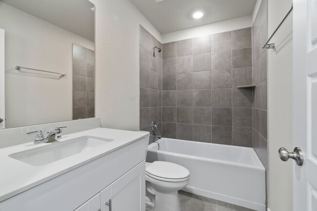 Building Photo - 2014 Darlington Oak Dr