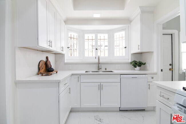 Building Photo - 157 S Mansfield Ave