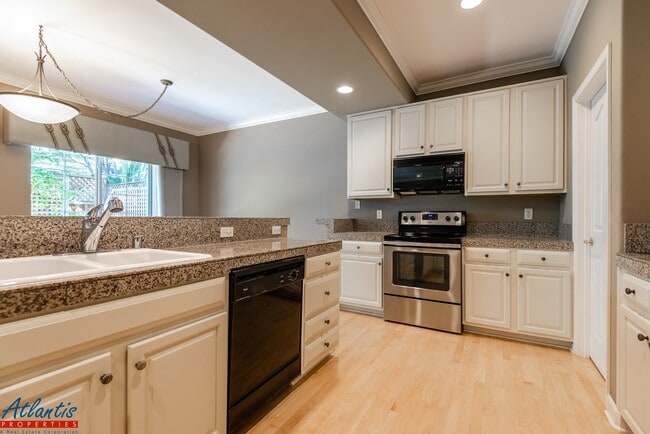 Building Photo - Gorgeous Townhouse | Hardwood Flooring | A/C