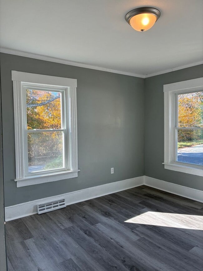 Building Photo - Fresh and updated 4 bedroom for immediate ...