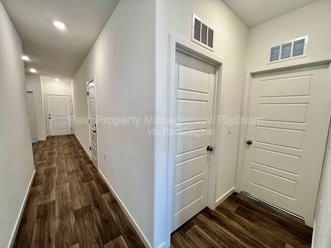 Building Photo - 6088 E Giavanna Ave