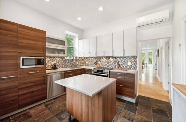 Building Photo - Spacious 3BR Condo in prime Lincoln Park l...
