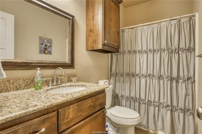 Building Photo - 3114 Claremont Dr