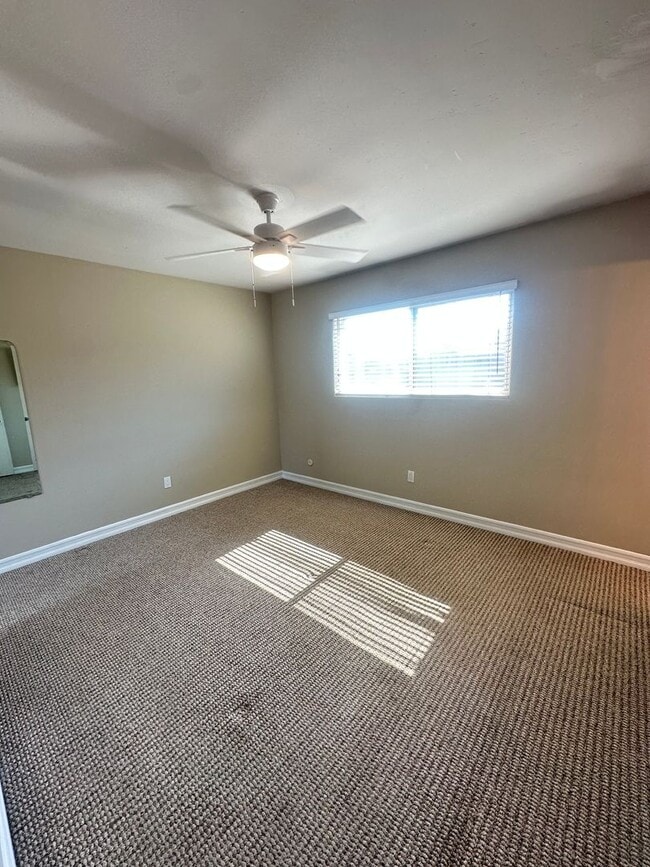 Building Photo - Beautifully landscaped 3BR/2BA house in La...