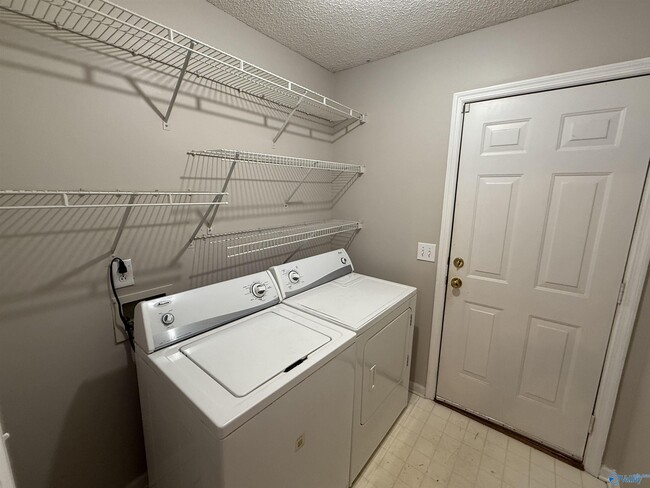 Building Photo - 213 Shadowbrook Ln NE