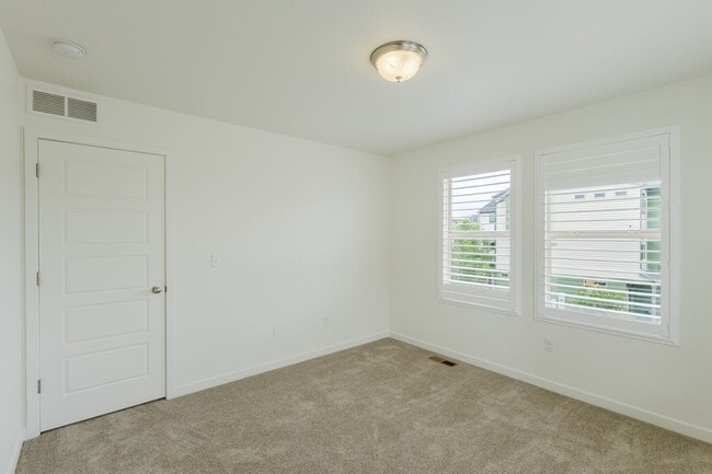Building Photo - 2656 Champagne Ave