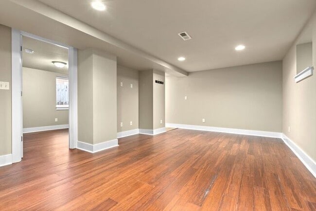 Building Photo - Gorgeous AIR CONDITIONED West Seattle Char...