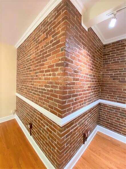 Building Photo - 910 Massachusetts Ave