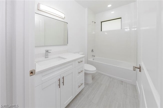 Building Photo - 1137 Damen St E