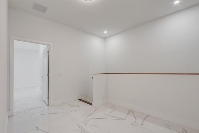 Building Photo - 400 Bella Sol Way