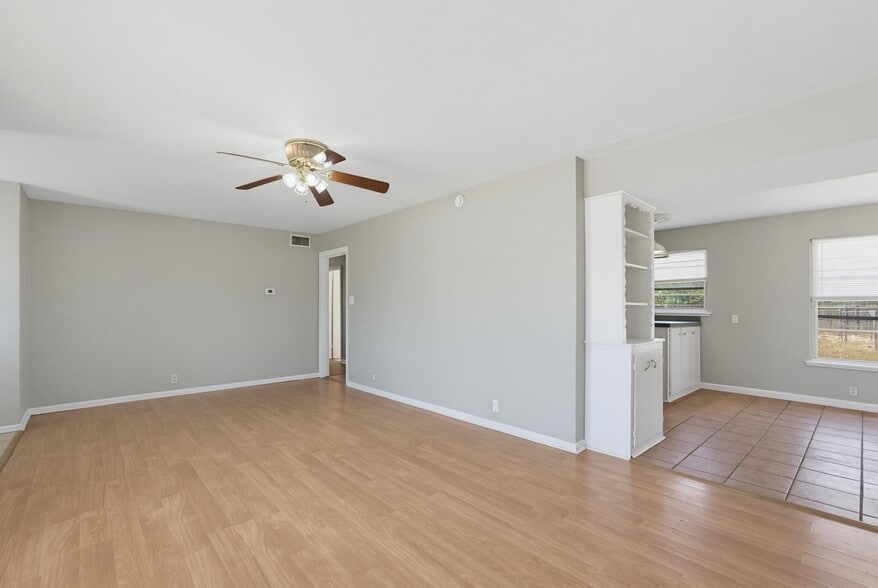 Building Photo - 618 S La Salle Dr