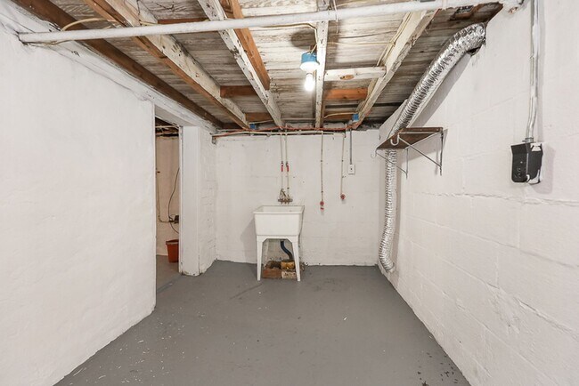 Building Photo - Spacious 3 bedroom/1 bath Single house! Ga...