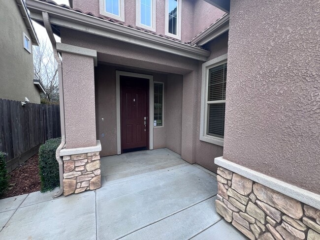 Building Photo - $2,695 Ashlan & Dewolf, 4 bedroom - Buckin...