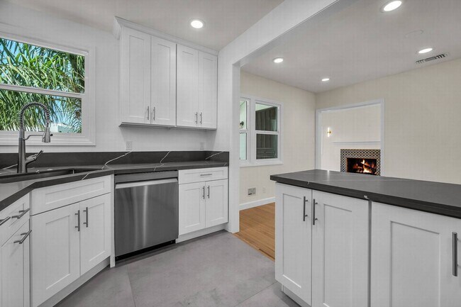 Building Photo - Stunning remodeled home in Silverlake!!