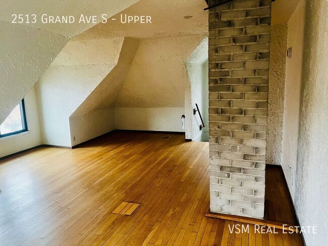 Building Photo - AVAILABLE NOW! Spacious 3 Bed, 1 Bath Uppe...