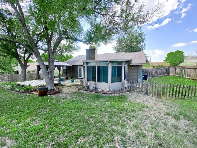 Building Photo - Modern Design 3 Bedroom 2 Bath