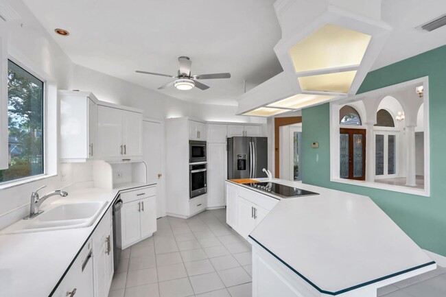 Building Photo - 3/2.5 in Pelican Bay