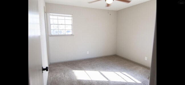 Building Photo - 906 Dosia Cir