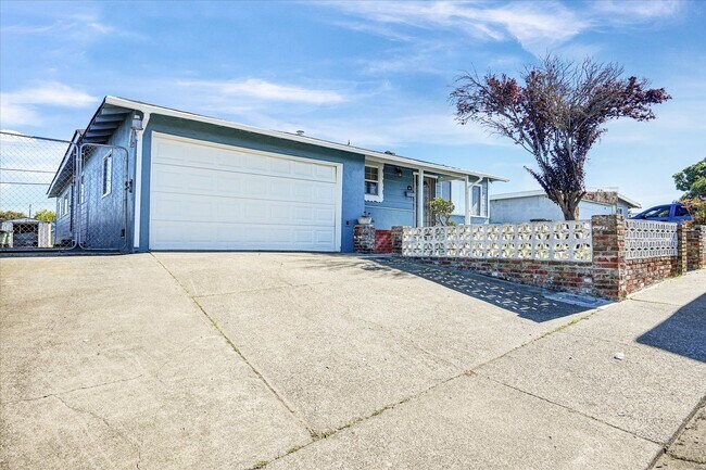 Building Photo - Beautifully Renovated 4 Bedroom Home with 3 Full Bathrooms!