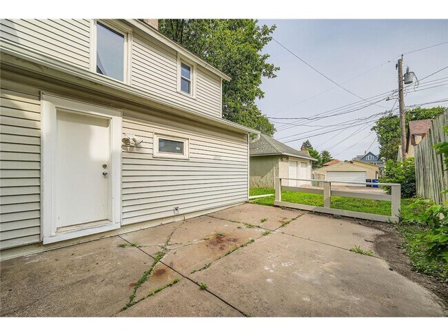 Building Photo - 707 Jenks Ave E