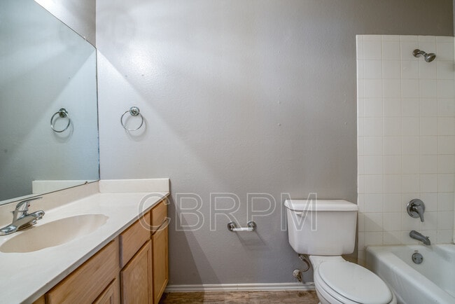 Building Photo - 5330 Kenosha Ave