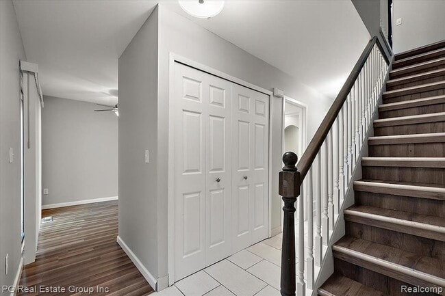 Building Photo - 1432 Oakbrook E Dr