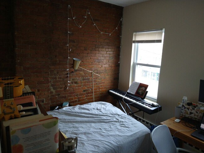 Building Photo - 2BR 1Bth unit. Heat/Hot Water included. Great location! Right on Green Line
