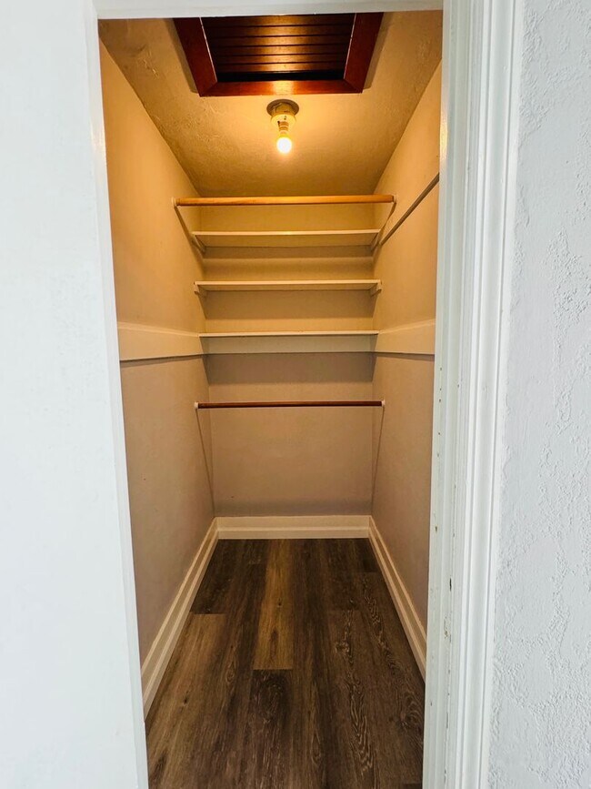 Building Photo - Coming Soon! Cute Two Bed, Two Bath Countr...