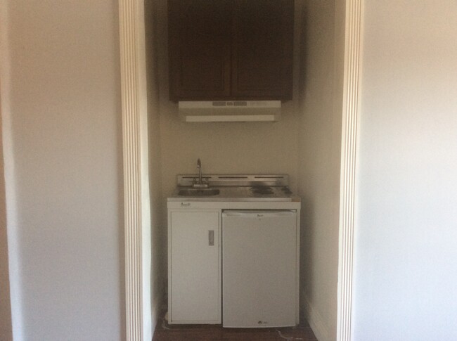 Kitchen - 1837 N Alexandria Ave