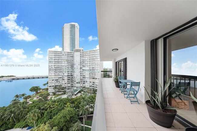 Building Photo - 2333 Brickell Ave