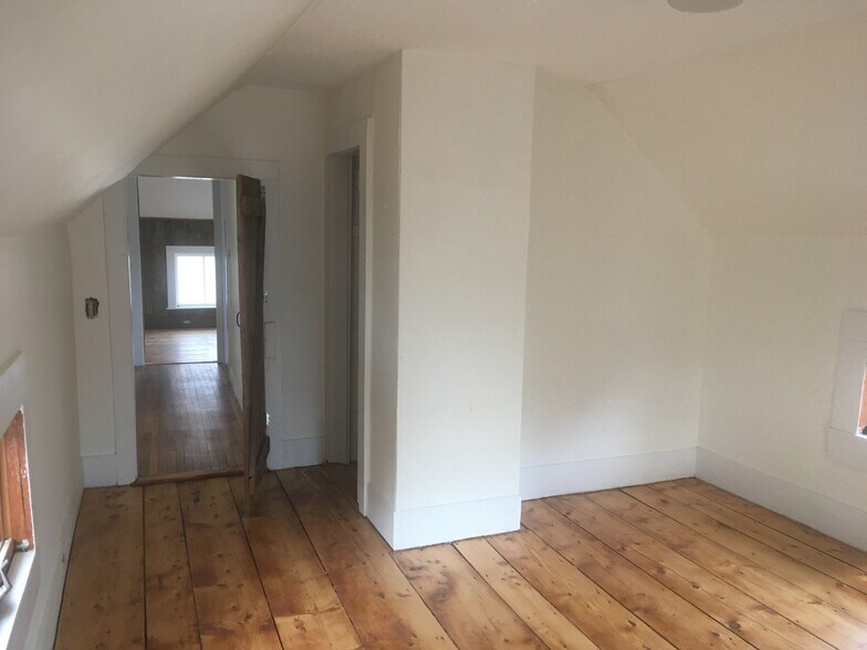 Upstairs hallway - 468 Union St